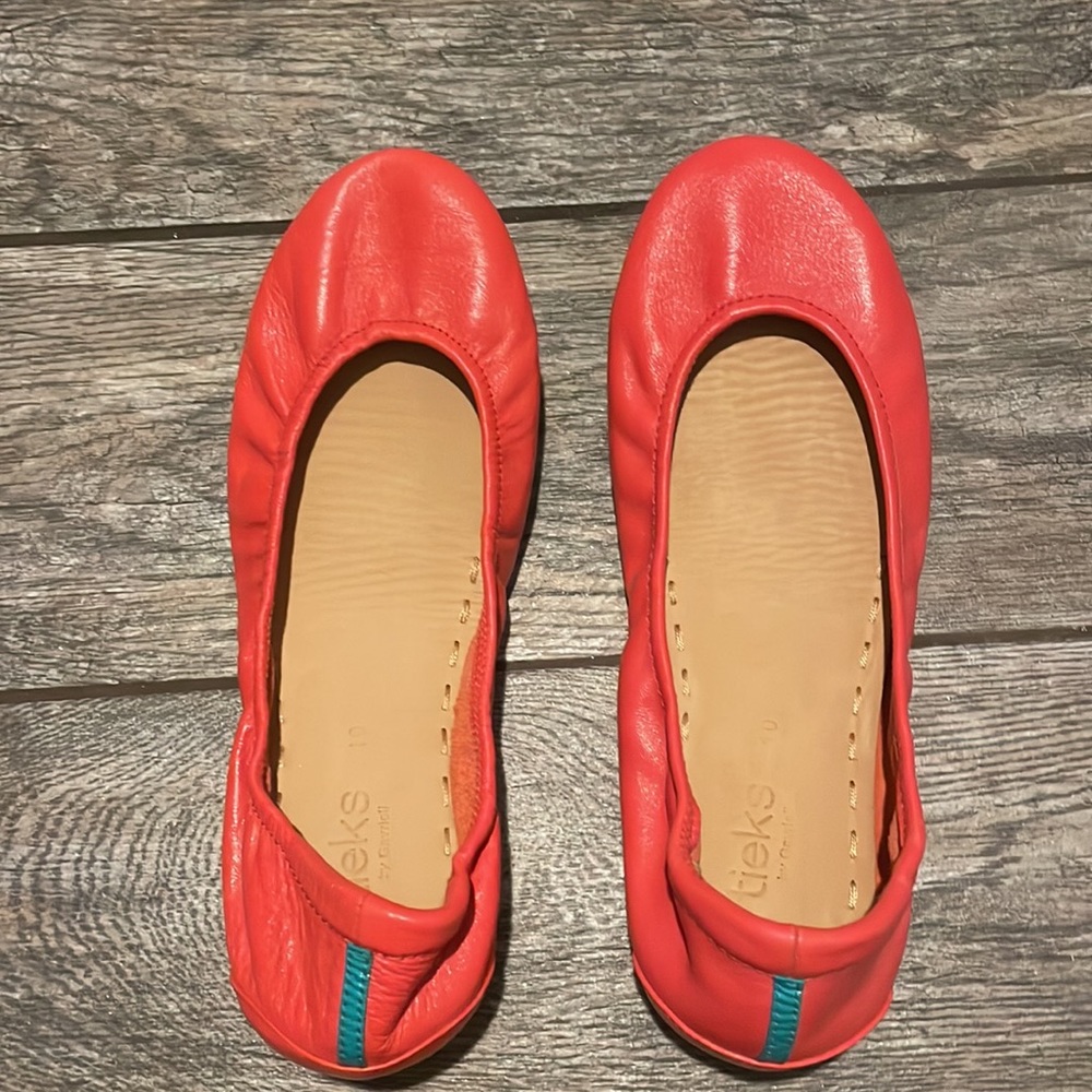 Poppy Tieks, size 10